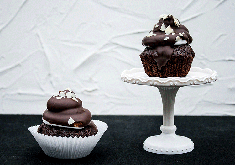 Schokoladenmuffins mit Kaffee und Marshmallow-Topping