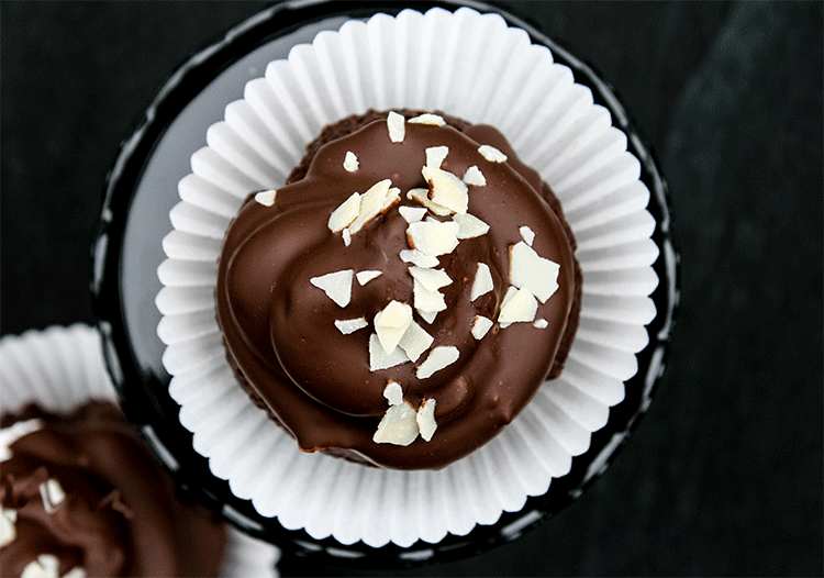 Muffins mit Schokolade, KAffee und einem Marshmallow-Topping