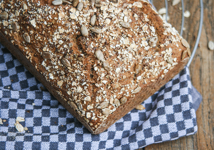 5-Minuten-Brot mit Haferflocken, Sesam, Weizenkleie, Sonnenblumenkernen