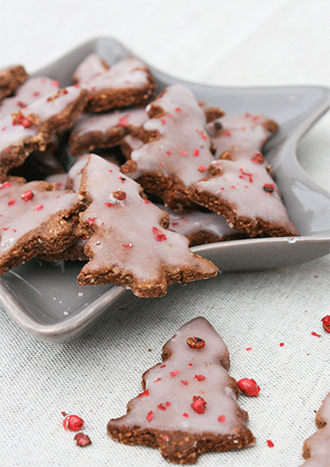 Nuss-Schoko-Tannenbäume mit rosa Pfeffer