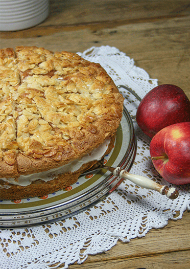 Apfelbiskuit, Apfelsahne und Florentiner-Topping