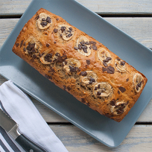 Fluffiges Bananenbrot bot Schokolade und Walnüssen