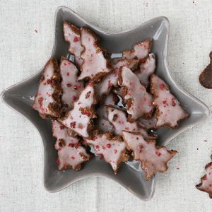 Schoko-Nuss-Tannenbäume mit rosa Pfeffer