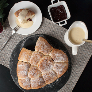 Buchteln mit Marmeladenfüllung und Vanillesosse