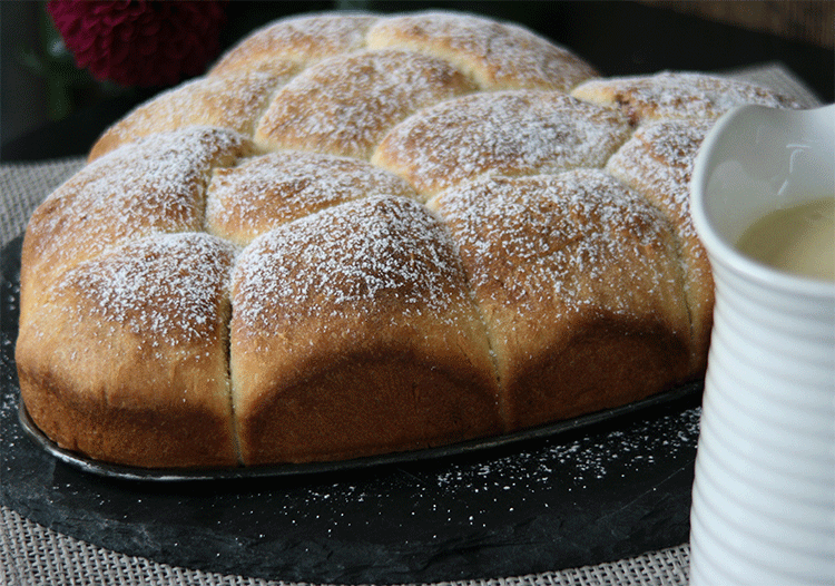 Buchteln mit Puderzucker