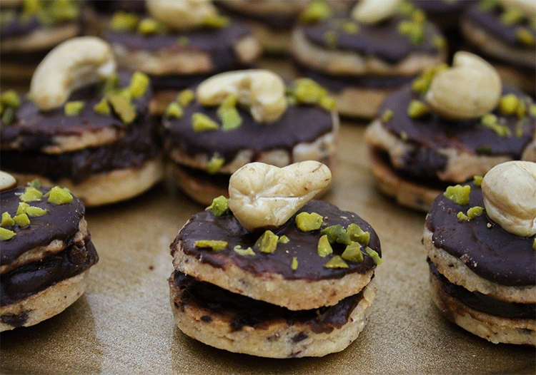 Nusstaler mit Cashew-Kernen und Schokolade