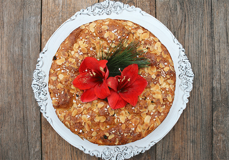 Hefe-Kranz mit weihnachtlichen Gewürzen , Mandeln und Korinthen