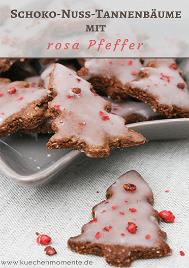 Schokoladen-Nuss-Tannenbäume mit rosa Pfeffer