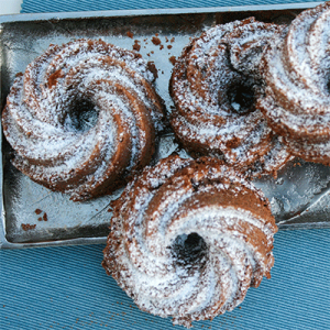 Rum-Gugelhupf mit Marzipan