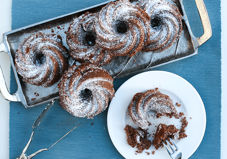 Rum-Gugelhupf mit Kakao und Marzipan