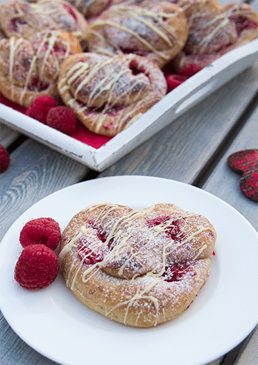 Hefe-Herzen mit weißer Schokolade und Himbeeren