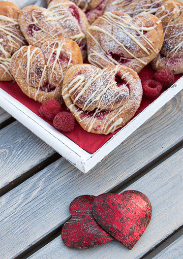 Herzige Hefeteilchen gefüllt mit Himbeeren und weißer Schokolade