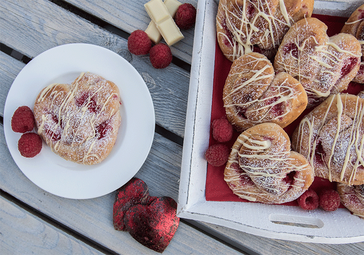 Hefe-Herzen mit Himbeeren und weißer Schokolade - Küchenmomente