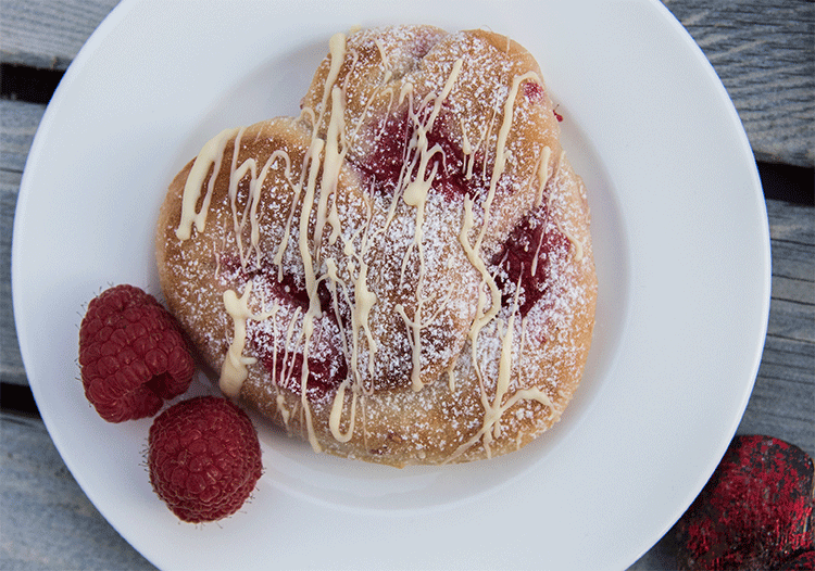 Herz aus Hefteig mit Himbeeren und weißer Schokolade