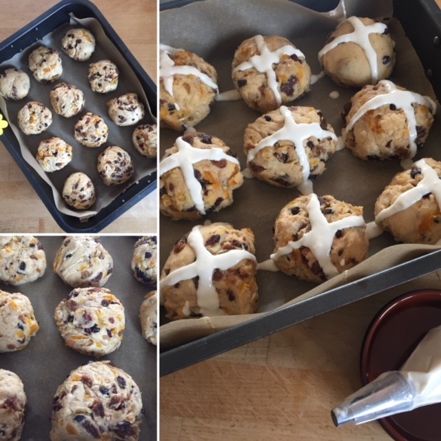 Golden hot cross buns 