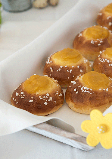 Perfekt zu Ostern! Süße Hefeteig-Brötchen gefüllt mit Apfelmus