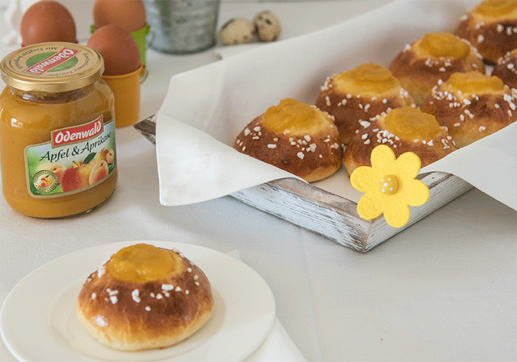 Süße Hefebrötchen mit Apfelmus-Füllung