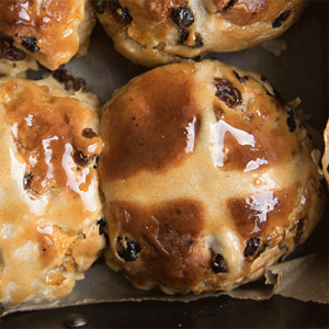 Golden hot cross buns zu Ostern