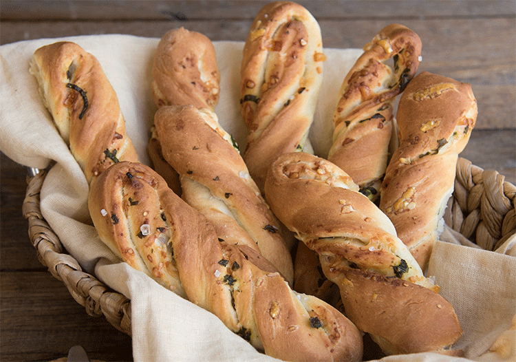 Mit Bärlauch, schalotten und Parmsan gefüllte Hefestangen