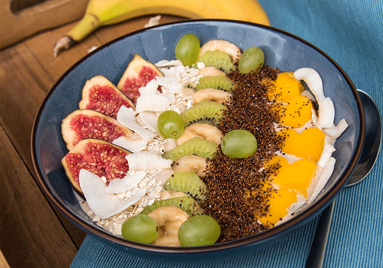 Smoothie Bowl mit Canihua, Hafermilch und vielen Früchten