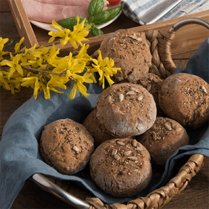 Roggen-Dinkelbrötchen Leinsamen, Sesam, Chia und gerösteten Sonnenblumenkernen