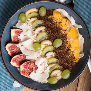 Smoothie Bowl mit Canihua, Hafermilch und Früchten