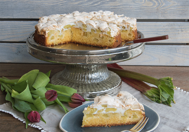 Klassiischer, westfälischer Rhabarberkuchen mit Baiser