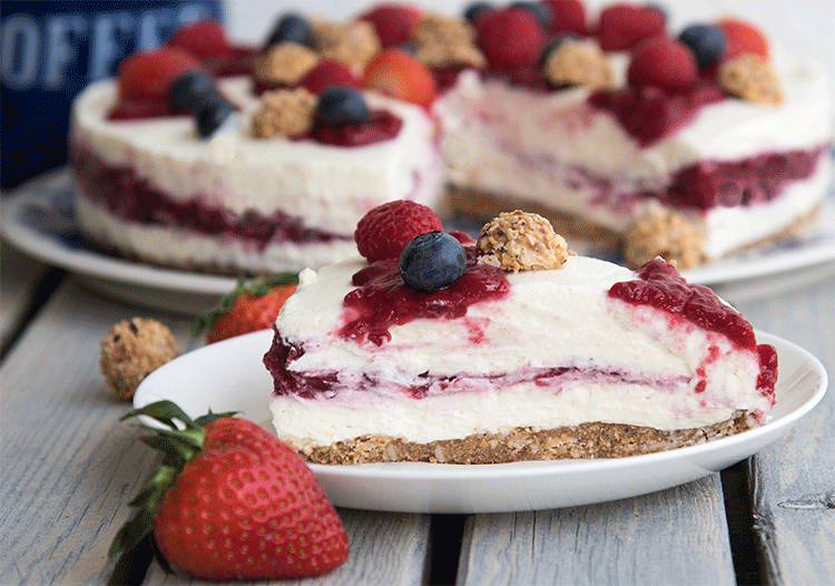 Kühlschranktorte mit Beeren und Giotto