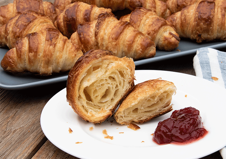 Buttrige Croissants im Anschnitt