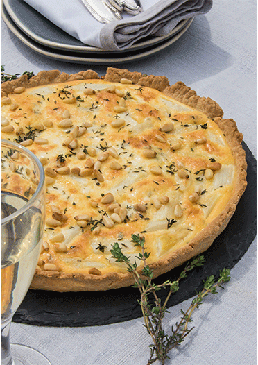 Tarte mit Spargel, Honig, Thymian, Pinienkernen und Ziegenfrischkäse