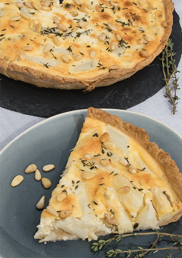 Spargeltarte mit Thymian, Ziegenfrischkäse und Honig