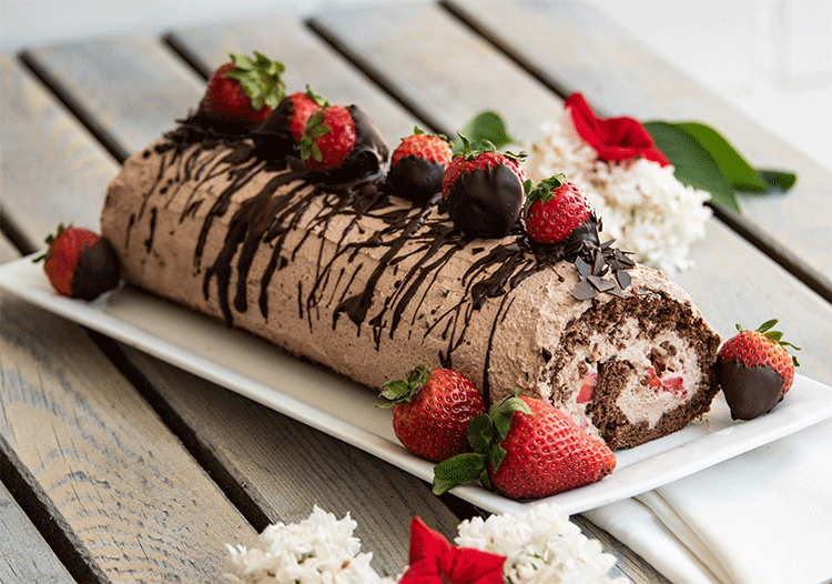Schoko-Biskuitrolle mit Erdbeeren | Küchenmomente