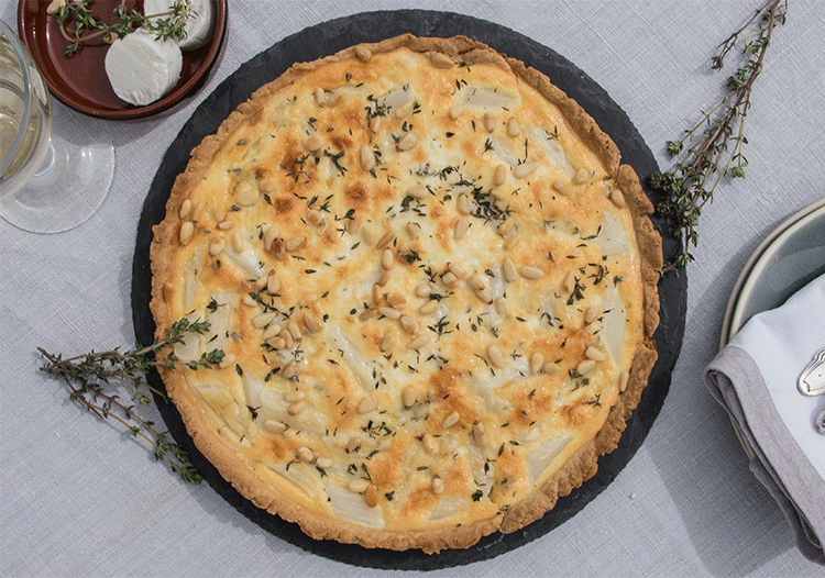 Tarte mit frischen Spargel, Thymian, Ziegenkäse und Pinienkernen