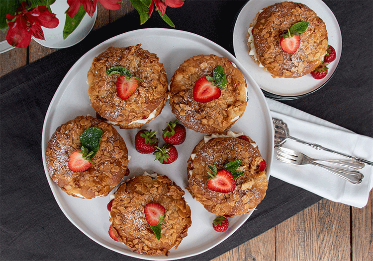 Bienenstich-Taler mit Beeren und Sahne