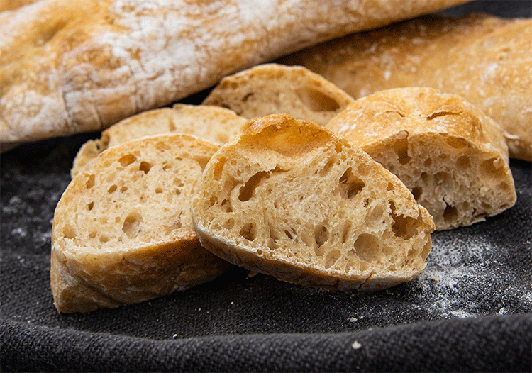 Dinkel-Baguette im Anschnitt