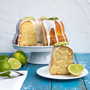 Saftiger Gugelhupf mit Limetten und Kokosraspeln