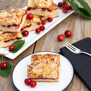 Butterkuchen mit Kirschfüllung