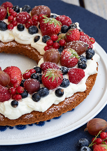 Kuchen aus Rührteig mit Mascarponecreme und vielen Beeren