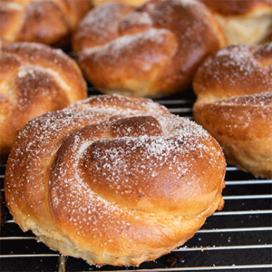 Hefeteilchen mit Käse, Butter und Zucker gefüllt