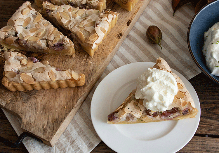 Tarte mit Stachelbeeren, Mandelbaiser und Limettensahne