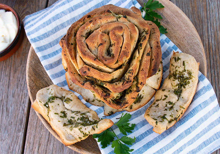 Mit frischer Kräuterbutter gefülltes pull apart bread