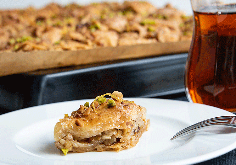 Baklava - Süßes Gebäck mit Walnüssen vom Balkan