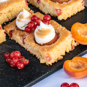 Blechkuchen mit Aprikosen und Baiser