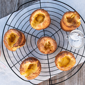 Popovers mit Puderzucker und Vanillepudding