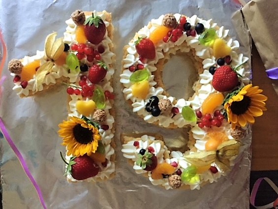 Zahlentorte mit Obst numbers cake