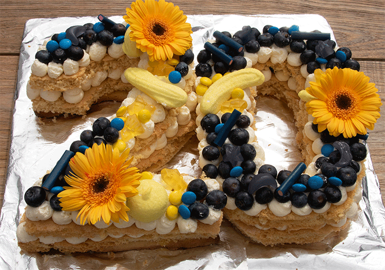 Zahlentorte Numbers cake als Schwedenflagge