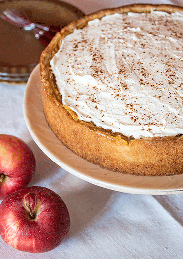 Mürbeteig mit Apfel-Pudding-Füllung und Zimtsahne