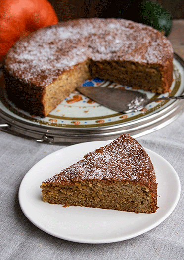 Saftiger Nusskuchen mit Kürbis und Zucchini