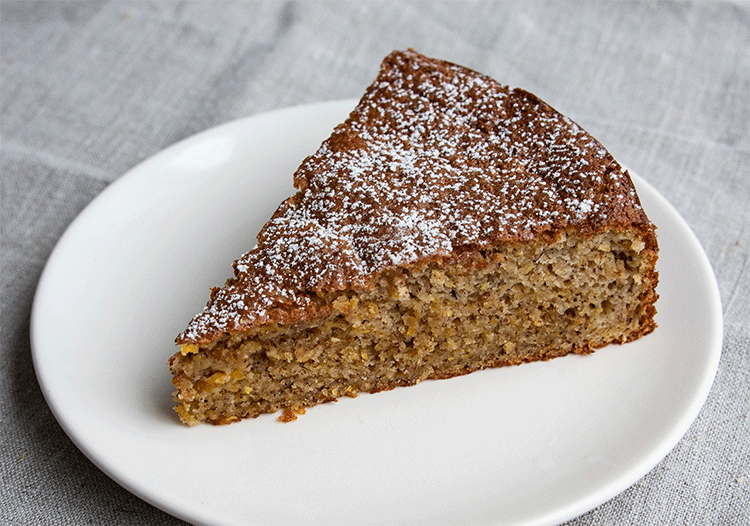 Kürbis-Zucchini-Nusskuchen im Anschnitt