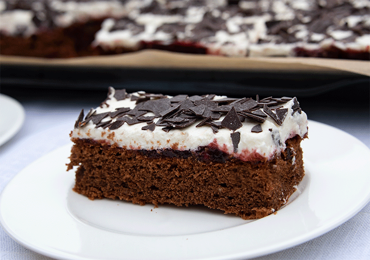 Preiselbeerkuchen mit Schokolade und Sahne